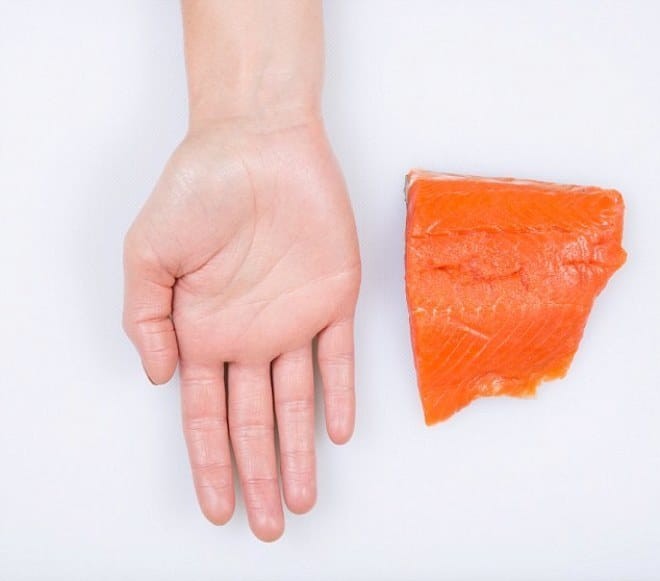 Một lòng bàn tay cho thực phẩm từ thịt cá
