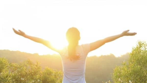 Khi tiếp xúc với ánh sáng mặt trời cơ thể sẽ tổng hợp vitamin D đóng vai trò quan trọng trong việc điều chỉnh hệ thống miễn dịch
