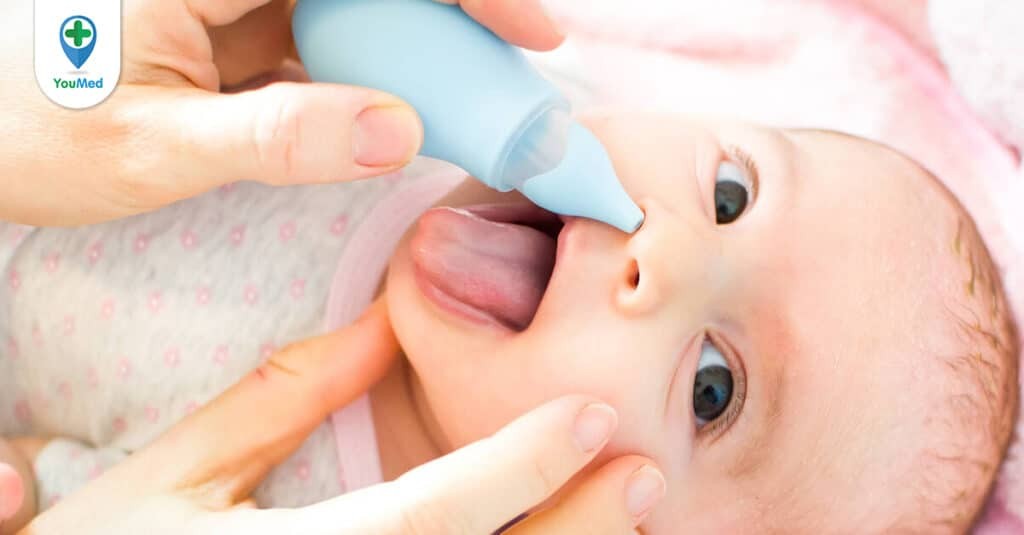 Cách dùng nước muối sinh lý nhỏ mũi cho trẻ hiệu quả và an toàn