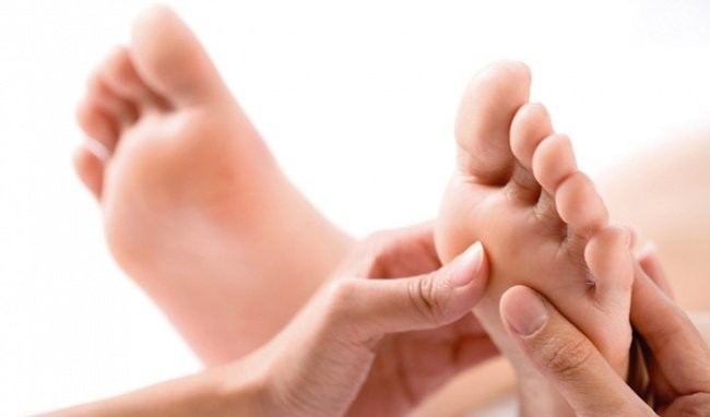 Loét bàn chân là một trong những biến chứng thường gặp của tiểu đường