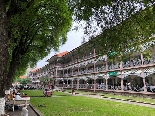 Khuôn viên Bệnh viện Nhi đồng 2