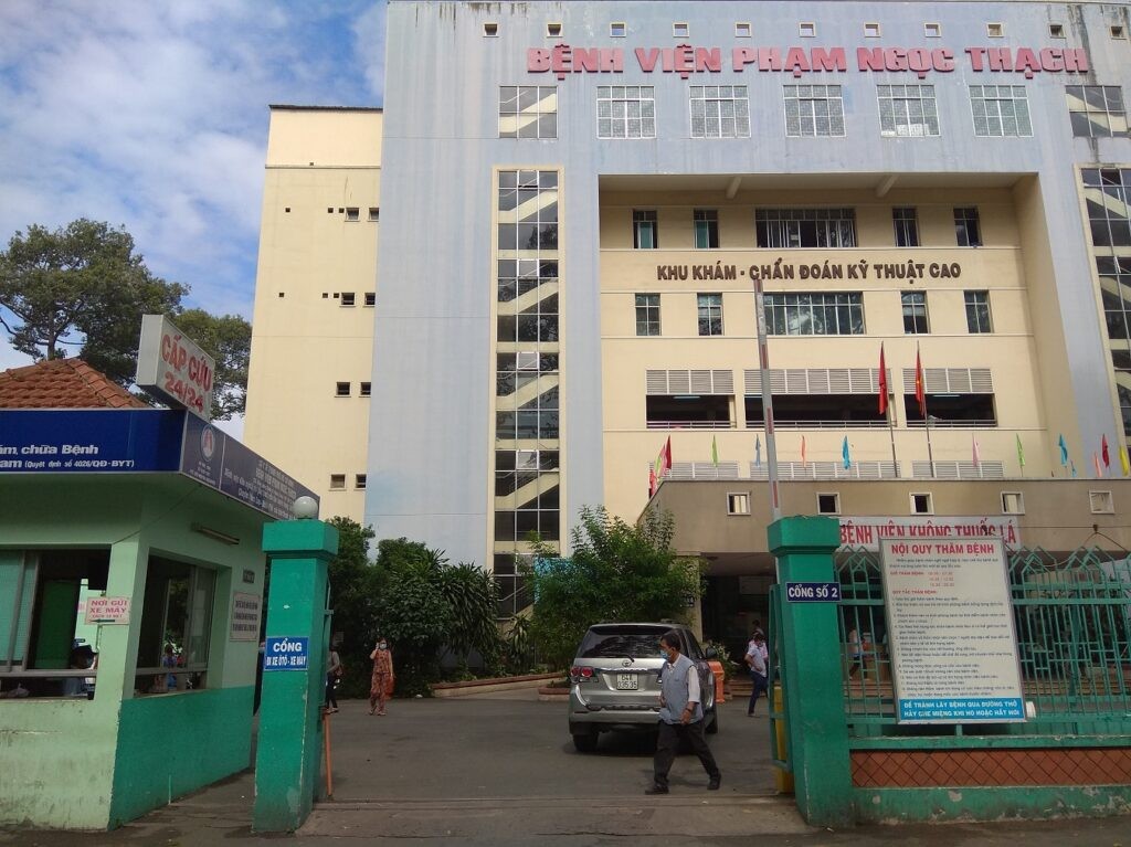 cổng số 2 bệnh viện phạm ngọc thạch