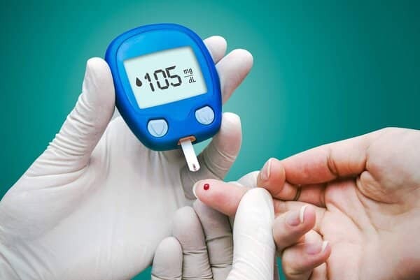 Kiểm tra lượng đường trong máu thường xuyên bằng dụng cụ đo đường huyết tại nhà