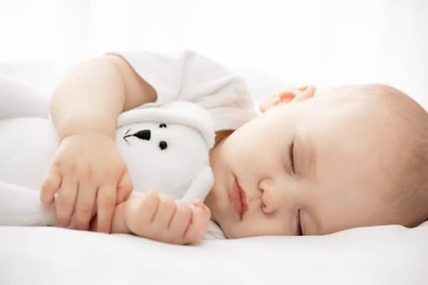 Đặt em bé nằm ngủ trong một không gian êm ái, yên tĩnh, tạo cảm giác thoải mái khi ngủ