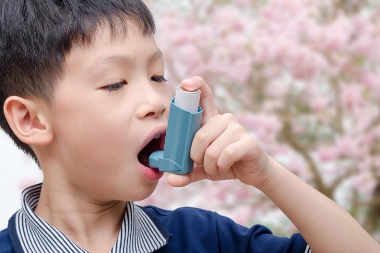 Trẻ bị hen suyễn cần dùng bình xịt để cắt cơn suyễn kịp thời