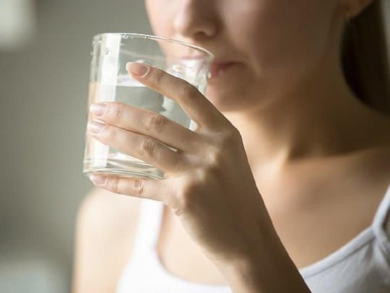 Uống đủ nước giúp giảm rụng tóc