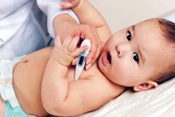 Trẻ sơ sinh dưới 4 tuần tuổi: đo thân nhiệt bằng nhiệt kế điện tử kẹp nách