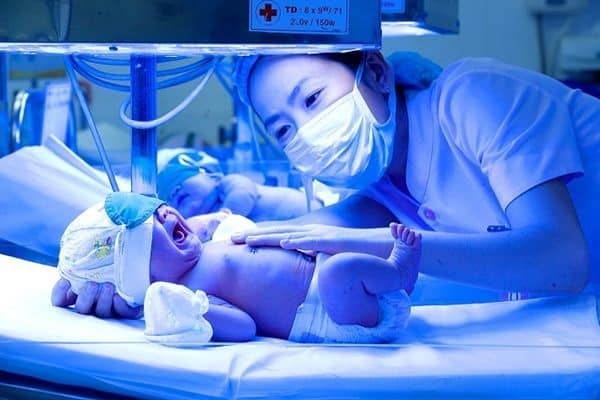 Chiếu đèn là phương pháp giảm vàng bệnh lý ở trẻ sơ sinh