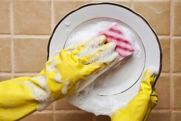 Đeo găng tay có thể giúp chăm sóc móng khi rửa chén
