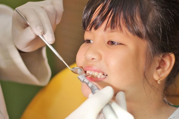 Hãy đưa trẻ đi khám nha sĩ khi thấy răng bé có vấn đề