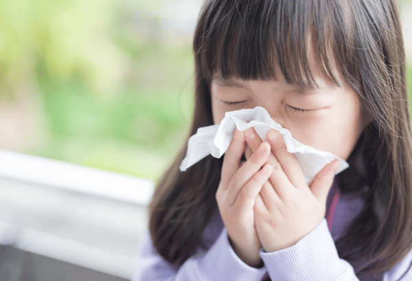 Trẻ bị cúm hoặc cảm lạnh sẽ làm tăng nguy cơ mắc bệnh suyễn