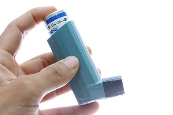Bình xịt định liều là dụng cụ cầm tay, bình phun ra một lượng thuốc dạng khí giúp thuốc để đưa vào phổi của trẻ