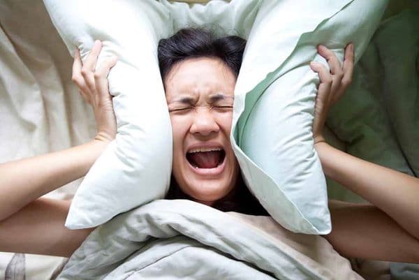 Khi gặp phải giấc ngủ kinh hoàng, người bệnh thường có biểu hiện sợ hãi và cố gắng trốn thoát