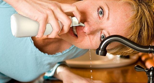 Rửa mũi đúng cách giúp làm sạch mũi và phòng ngừa polyp.