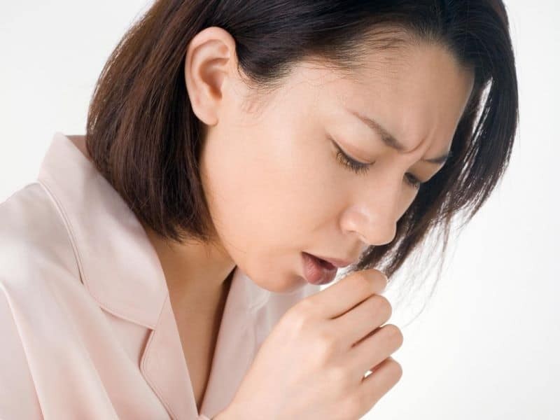 Ho kèm theo sốt là triệu chứng viêm phổi thường gặp nhất