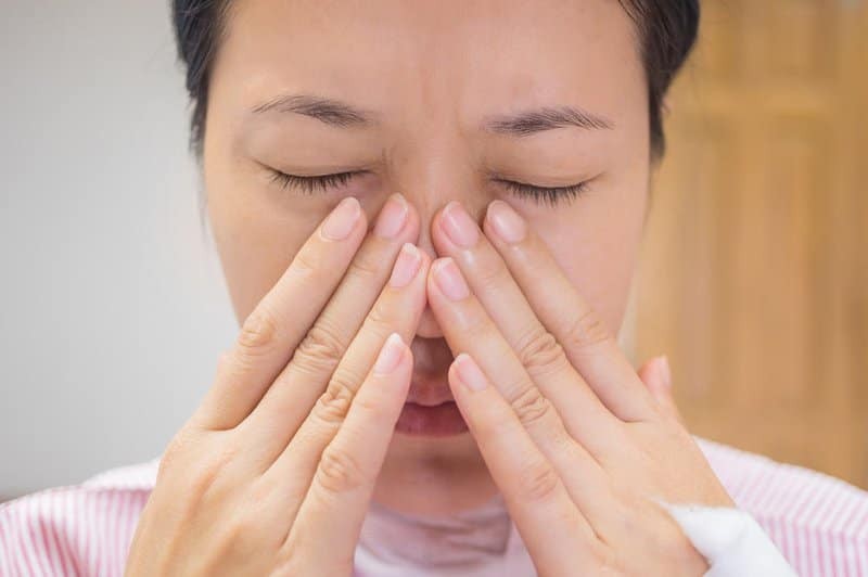 Vẹo vách ngăn mũi có thể làm tắc nghẽn (nghẹt) một bên mũi và gây khó khăn cho việc thở bằng mũi