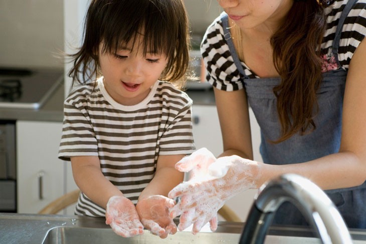 Cha mẹ hãy dạy con rửa tay đúng lúc, đúng cách để không bị nhiễm “siêu vi”