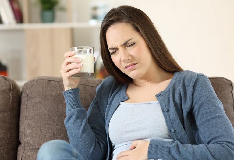 Bệnh nhân không dung nạp lactose cảm thấy khó chịu sau khi uống sữa