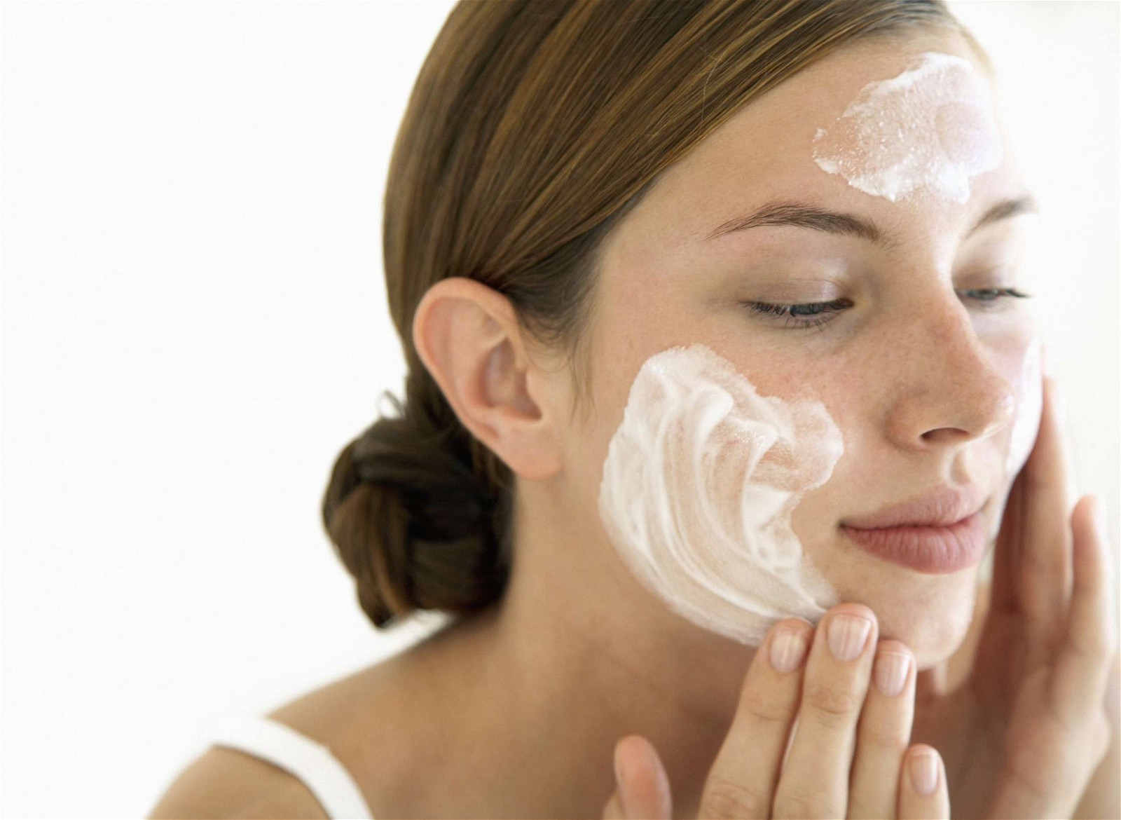 Sử dụng kem chống nắng để bảo vệ làn da trước những tác động của tia cực tím