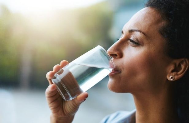 Uống nhiều nước là cách đơn giản giúp giảm nguy cơ mắc bệnh
