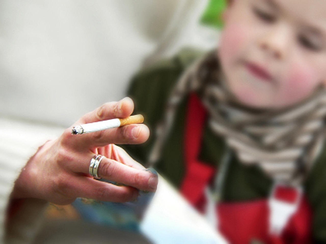Khói thuốc lá có thể tăng nguy cơ viêm tai giữa ở trẻ.