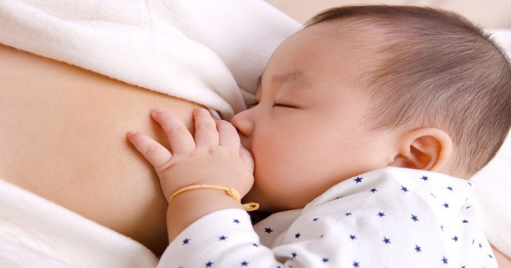 Cho trẻ bú mẹ đúng cách và hiệu quả: Bé có thể bú mẹ đến khi nào?