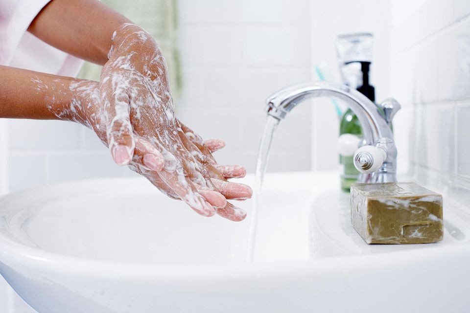 Luôn rửa tay trước và sau khi chăm sóc bệnh nhân suy tuỷ trong mọi giai đoạn