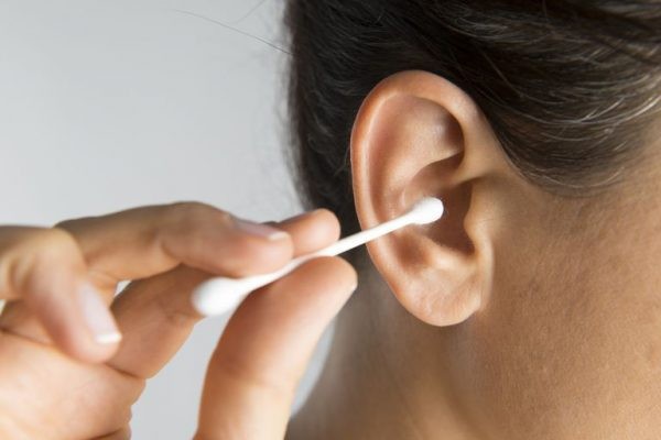 Ngoáy lỗ tai bằng tăm bông là không cần thiết và ẩn chứa nhiều nguy hiểm. 
