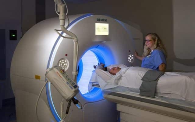 Chụp cắt lớp vi tính (CT-scans) rất có giá trị để chẩn đoán tắc ruột