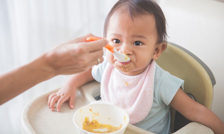 Cho trẻ ăn từ từ để hạn chế tình trạng nôn ói