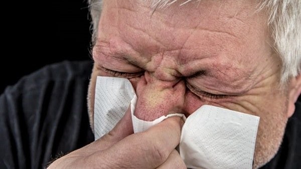 Nghẹt mũi, sổ mũi ở người già có sẵn bệnh lý nặng trước đó. nên được điều trị sớm