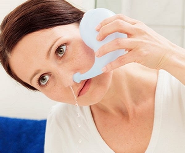 Rửa mũi bằng nước muối sinh lý thường được kết hợp sau phẫu thuật