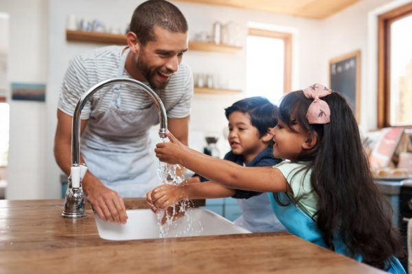 rửa tay thường xuyên giúp hạn chế vi khuẩn gây viêm màng não