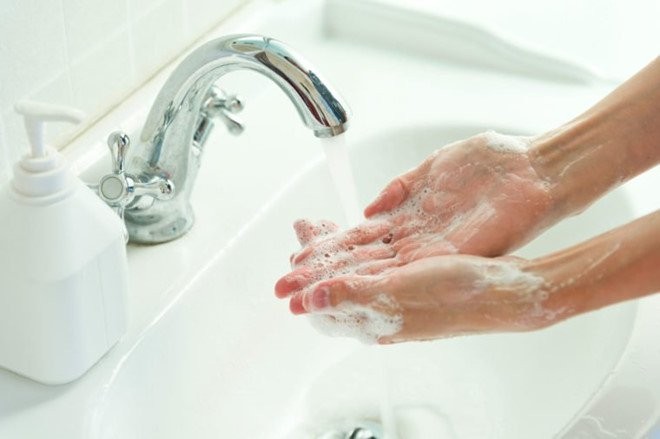 Nên rửa tay thường xuyên nếu đang làm việc chăm sóc sức khỏe
