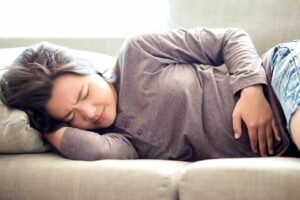Đau bụng là triệu chứng thường gặp của viêm túi thừa đại tràng
