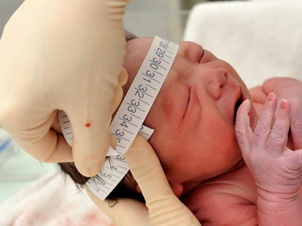 Đo vòng đầu là một phương pháp tin cậy để kiểm tra và theo dõi bé sau sinh