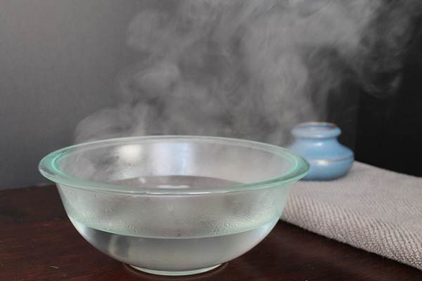 Dùng nước ấm sạch để vệ sinh cơ quan sinh dục