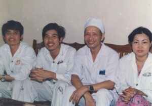 Bác sĩ Lê Thế Trung (thứ 3 từ trái sang) và các bệnh nhân được ghép thận đầu tiên