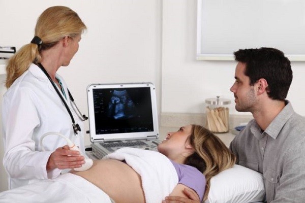 Chú ý khám thai theo định kỳ để theo dõi sức khoẻ mẹ và bé