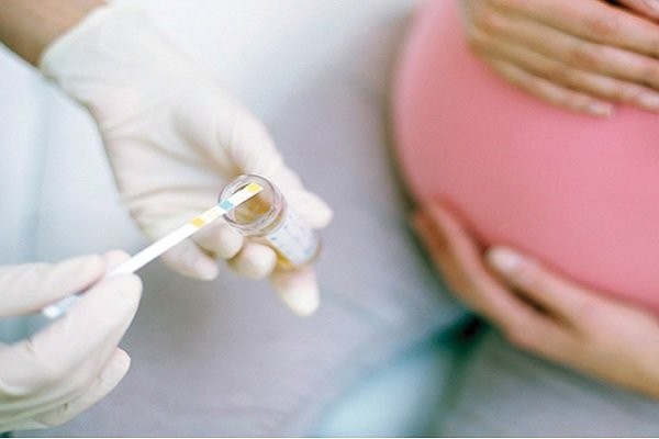 Xét nghiệm nước tiểu khi mang thai khá quan trọng giúp mẹ bầu tầm soát nhiều bệnh nguy hiểm