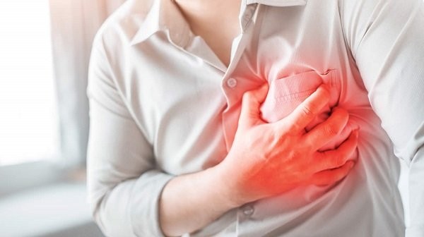Đặc trưng của Takotsubo là đau ngực tương tự nhồi máu cơ tim