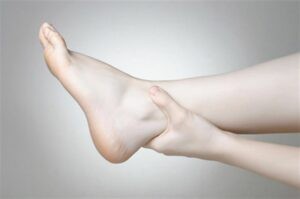 Sưng tay chân là biểu hiện thường gặp trong bệnh van ba lá