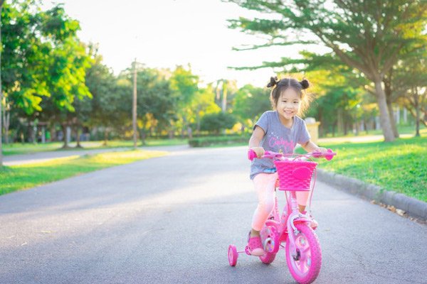 Hãy khuyến khích bé ra ngoài chơi đùa cùng bạn bè