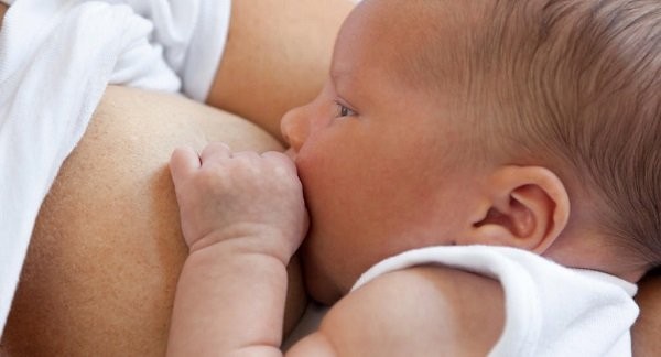 Vú bắt đầu tiết nhiều sữa sau khi trẻ sơ sinh chào đời.