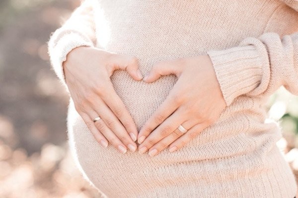 Khi tử cung to lên trong thai kỳ, các cơ và dây chằng vùng chậu bị co kéo gây ra những cơn đau bụng lâm râm