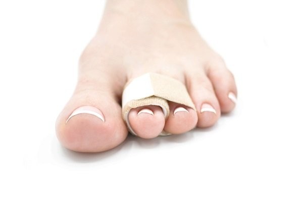 Điều trị bằng cách nẹp ngón chân gãy