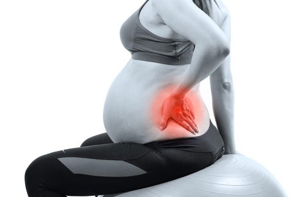 Đau lưng là triệu chứng rất thường gặp ở phụ nữ mang thai