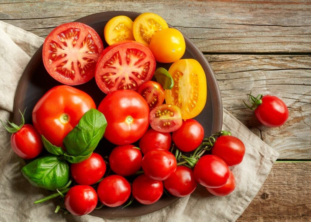 Cà chua chứa ít calo và nhiều khoáng chất và cũng là nguồn dưỡng chất vitamin A dồi dào