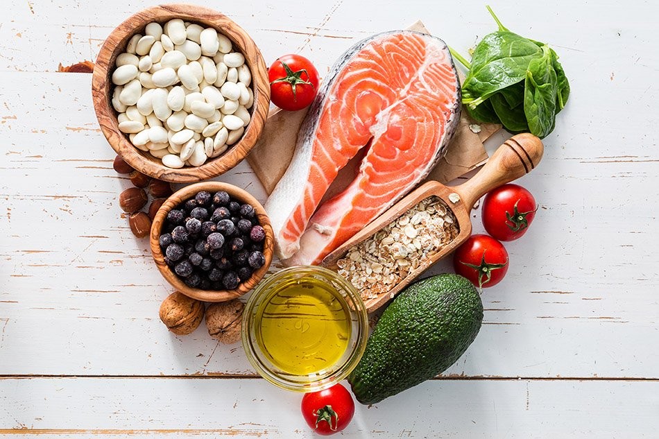 ACC/AHA khuyến cáo chế độ ăn lành mạnh cho tim như chế độ ăn DASH nhiều trái cây, rau củ và ít muối, chất béo bão hòa.