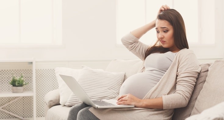 Tránh đứng hoặc ngồi lâu một tư thế khi mang thai